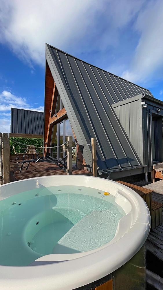 Bain nordique chauffe au bois du chalet Iorik dans les Vosges