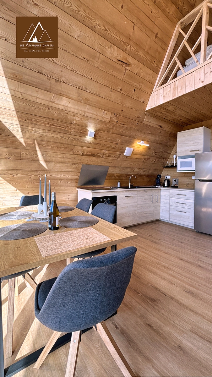 Salle a manger du chalet Aslan, hebergement insolite Vosges